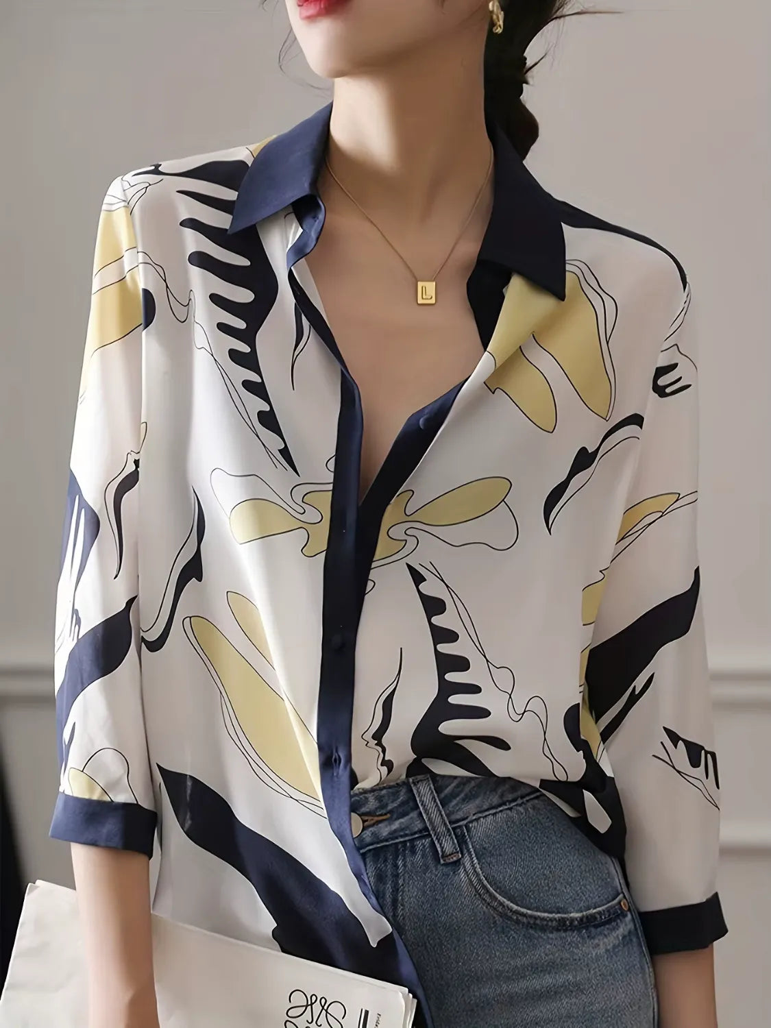 Camisa Feminina Estampada Casual com Decote em V e Botões - Elara