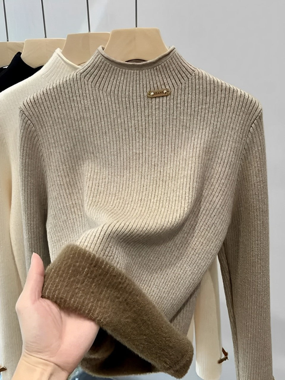 Suéter Feminino Peluciado de Algodão com Gola Alta e Textura Aconchegante - Nancy