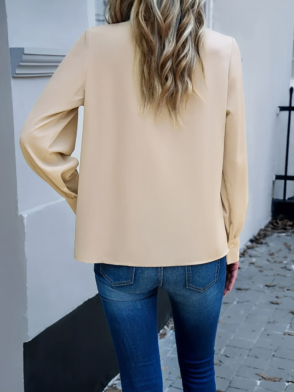 Camisa Feminina Franzida com Gola Redonda e Mangas Longas - Angelina