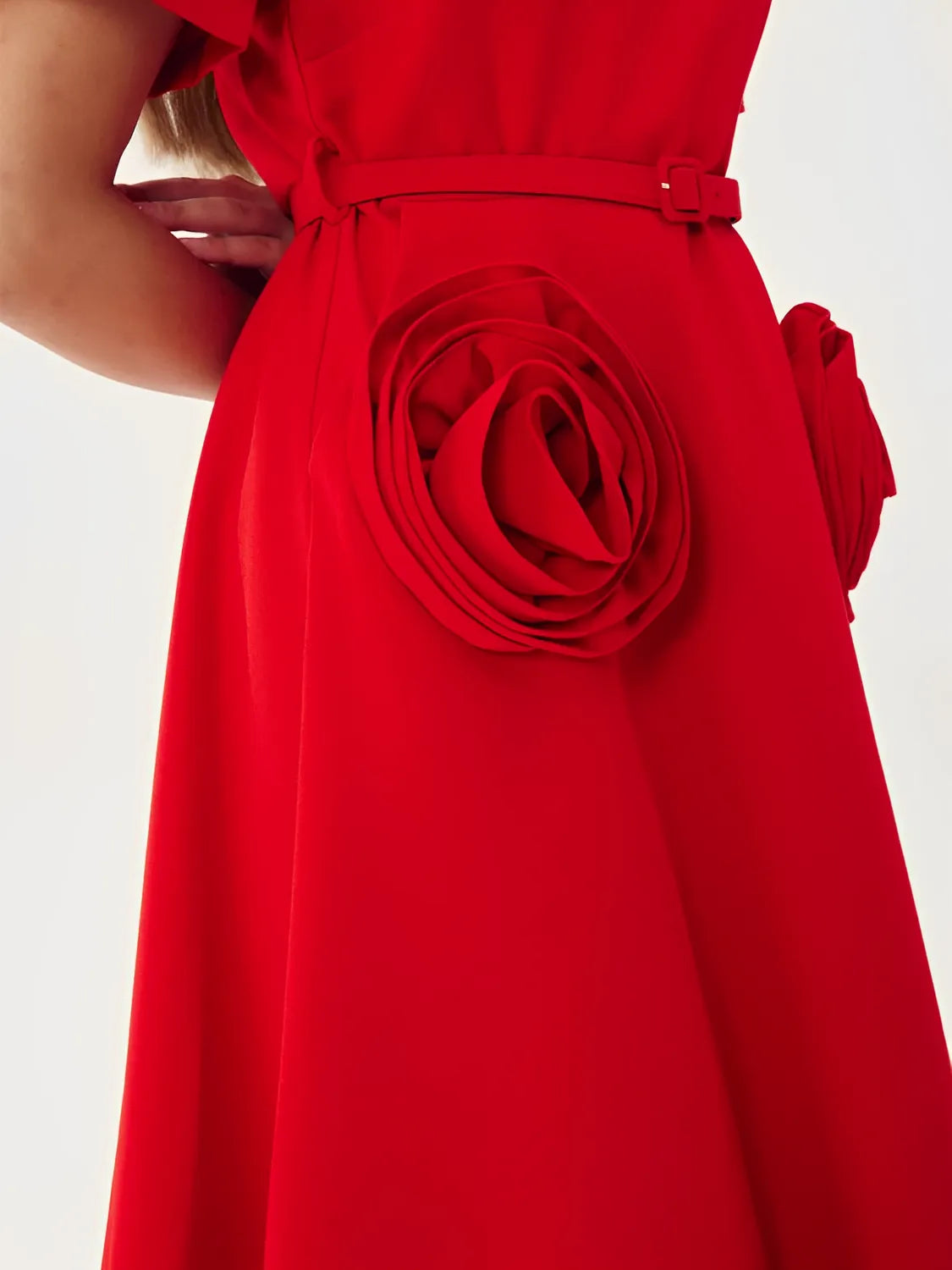 Vestido Feminino Midi Elegante com Aplique de Flor Cinto e Decote em V - Matilda