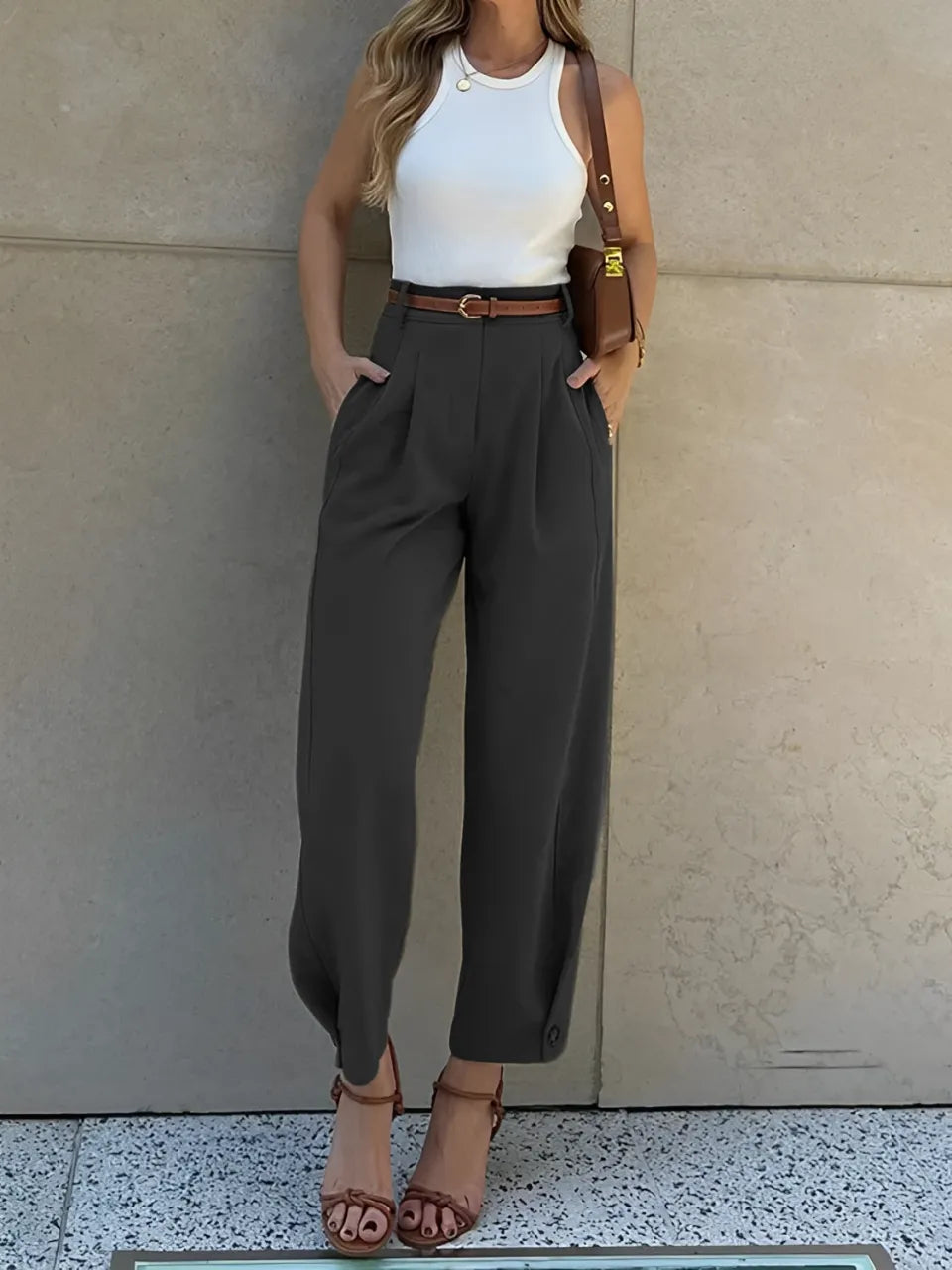 Calça Feminina Slim Cintura Média com Pregas Bolsos Funcionais e Cinto - Ester