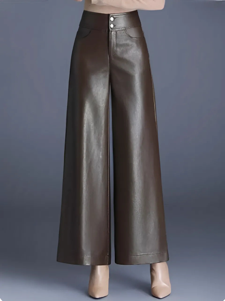 Calça Feminina Flare Cintura Alta em Couro Sintético com Fechamento em Botão - Ellie.