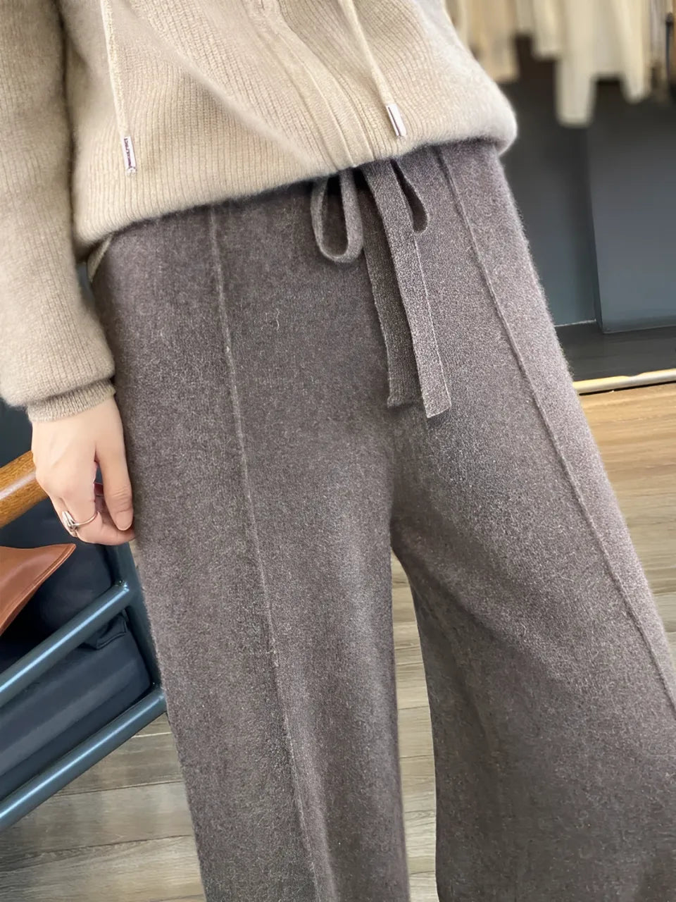 Calça Feminina Wide de Lã com Cintura Alta e Cadarço na Cintura - Justine.