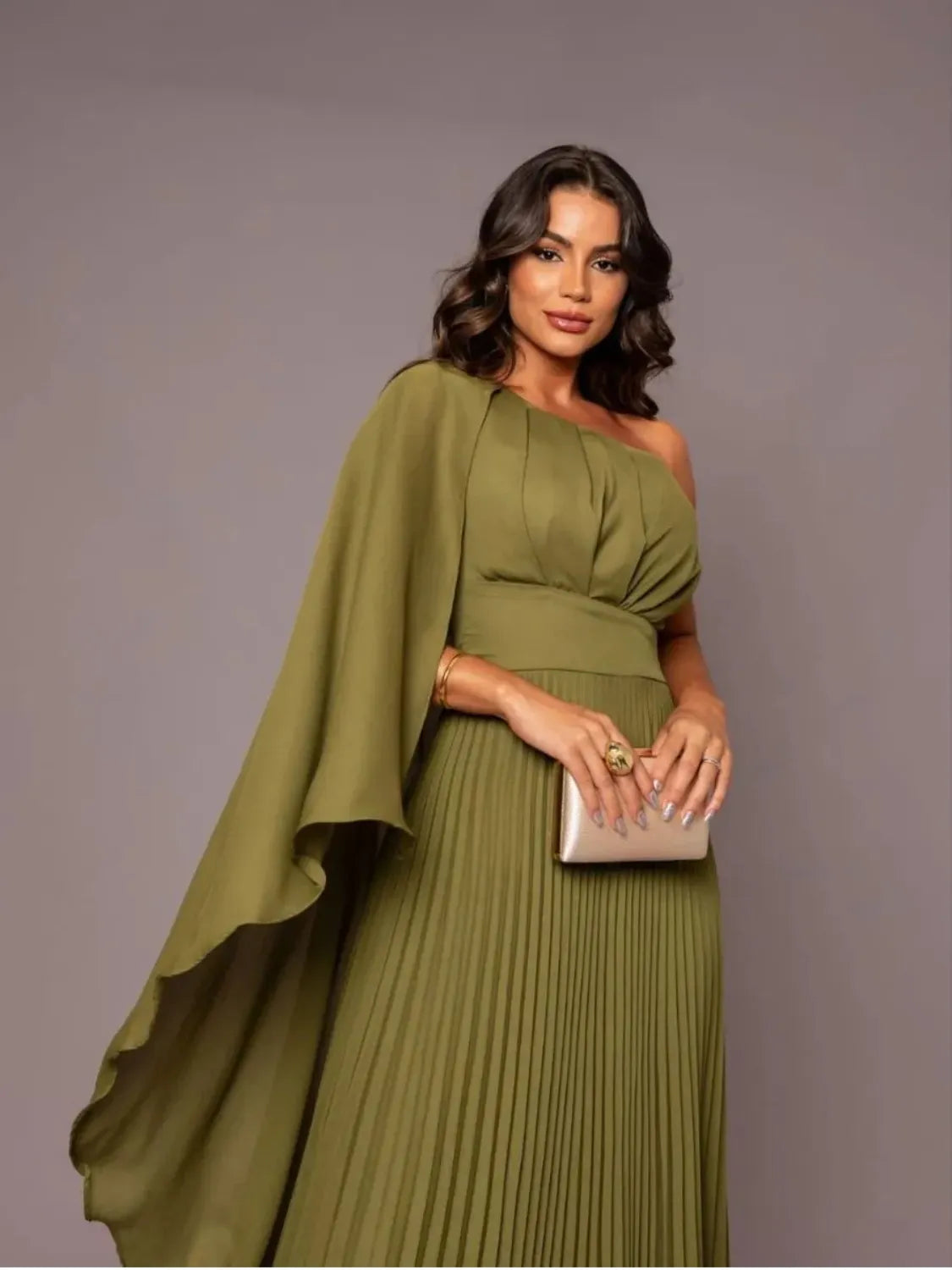 Vestido Feminino Longo de Festa com Capa no Ombro e Saia Plissada - Gabriella