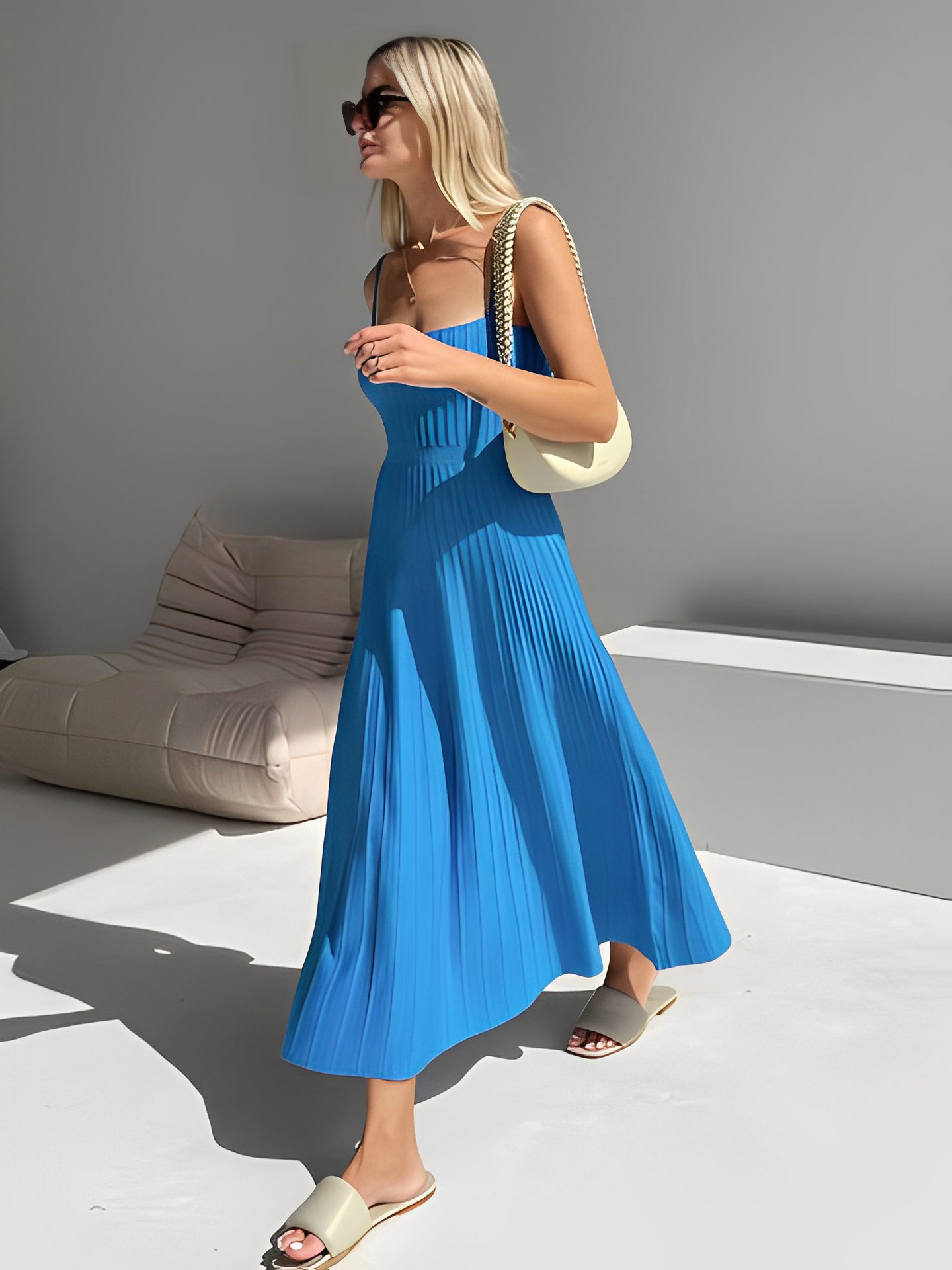 Vestido Feminino Midi Plissado em Tricô com Alças Finas e Cintura Elástica - Nalu