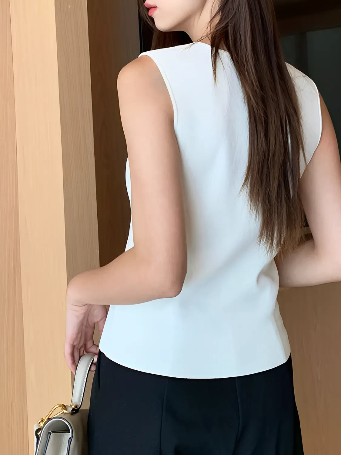 Blusa Feminina Regata Básica Decote em V Tecido Leve - Estela