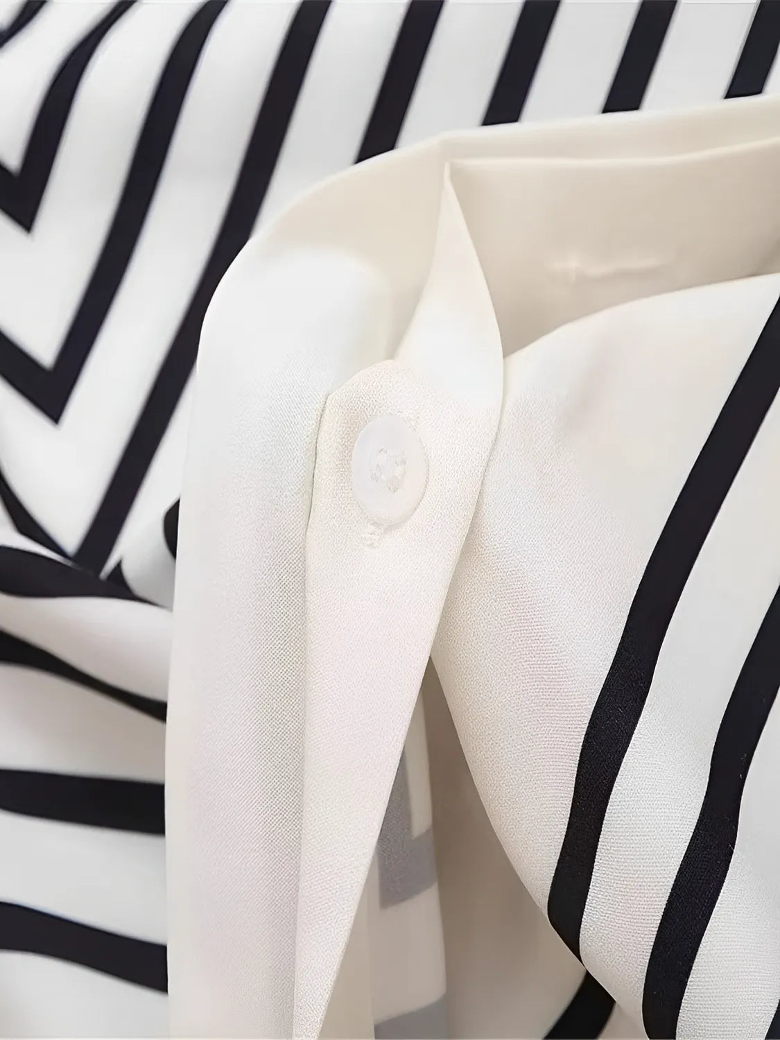 Camisa Feminina Bata Listrada com Manga Flare - Giulia