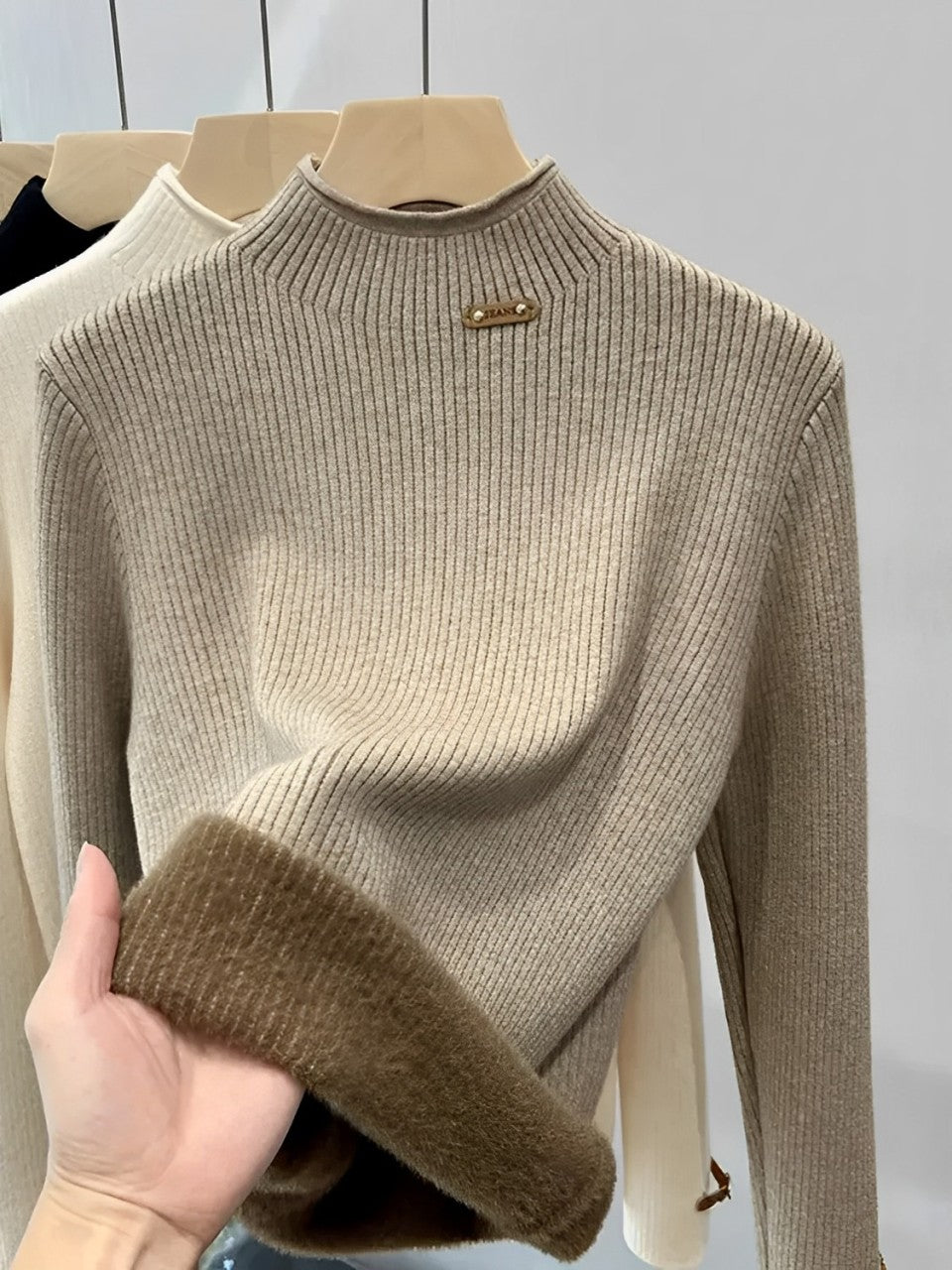 Suéter Feminino Peluciado de Algodão com Gola Alta e Textura Aconchegante - Nancy