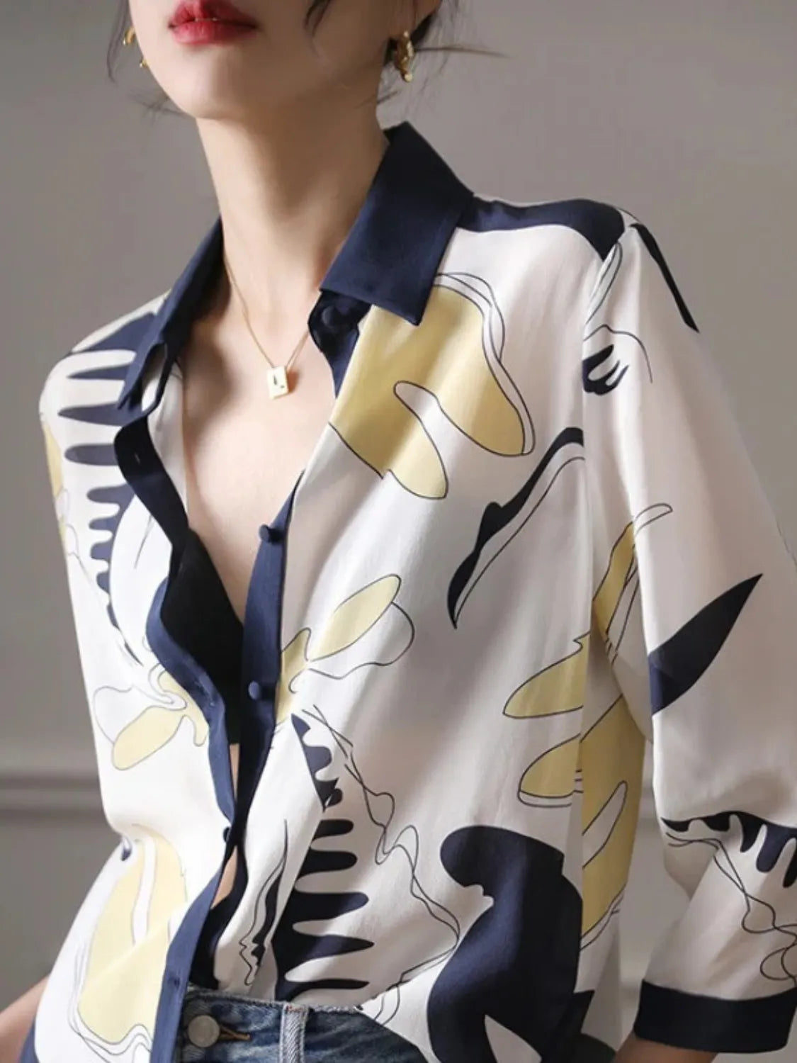 Camisa Feminina Estampada Casual com Decote em V e Botões - Elara