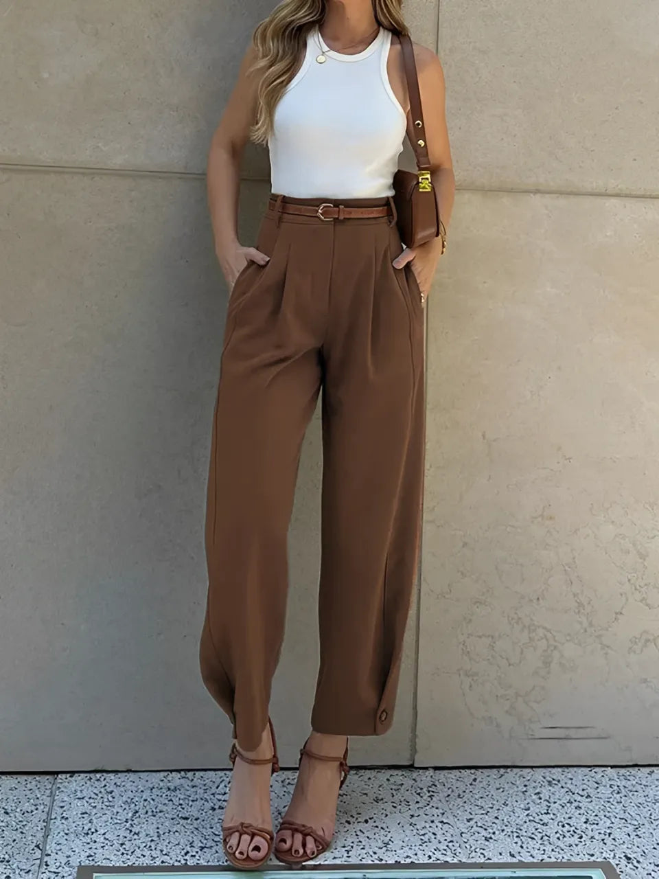 Calça Feminina Slim Cintura Média com Pregas Bolsos Funcionais e Cinto - Ester