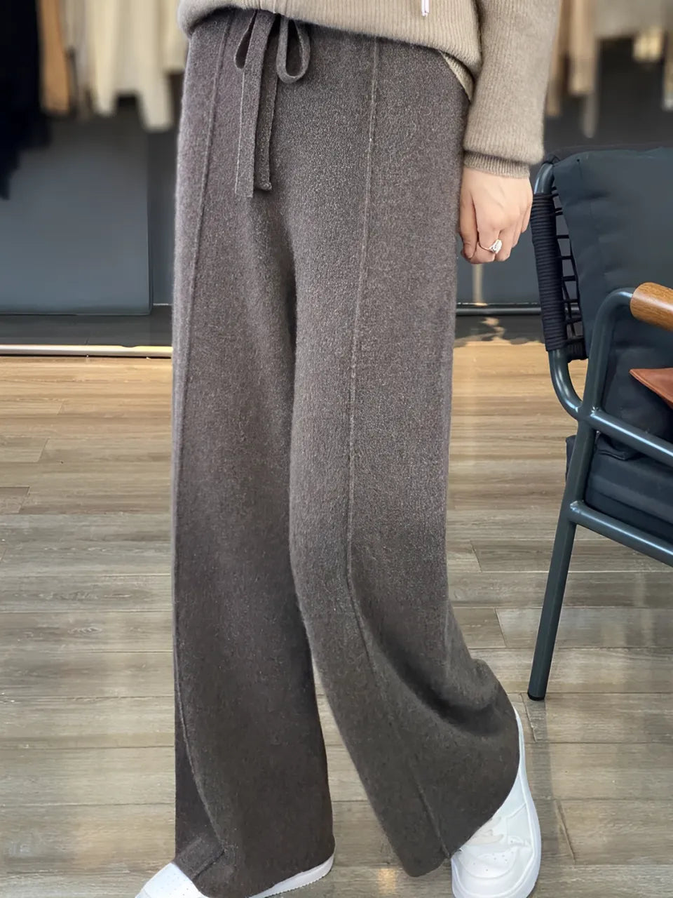 Calça Feminina Wide de Lã com Cintura Alta e Cadarço na Cintura - Justine.