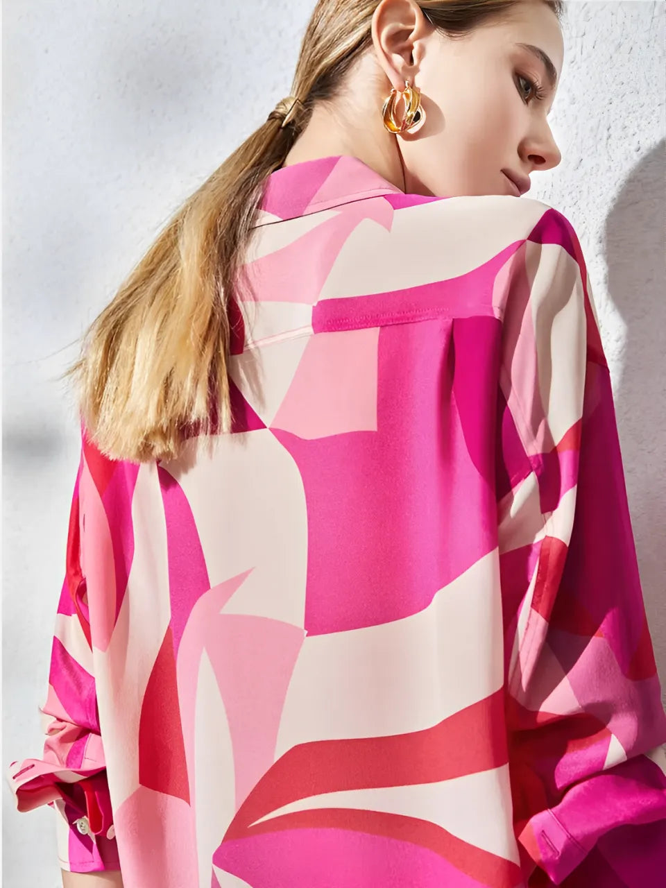 Camisa Feminina Estampada Elegante Rosa com Gola Polo e Botões - Rayra