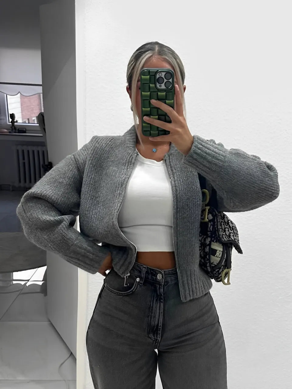 Jaqueta Feminina Bomber Canelada com Zíper e Gola Redonda - Caterine