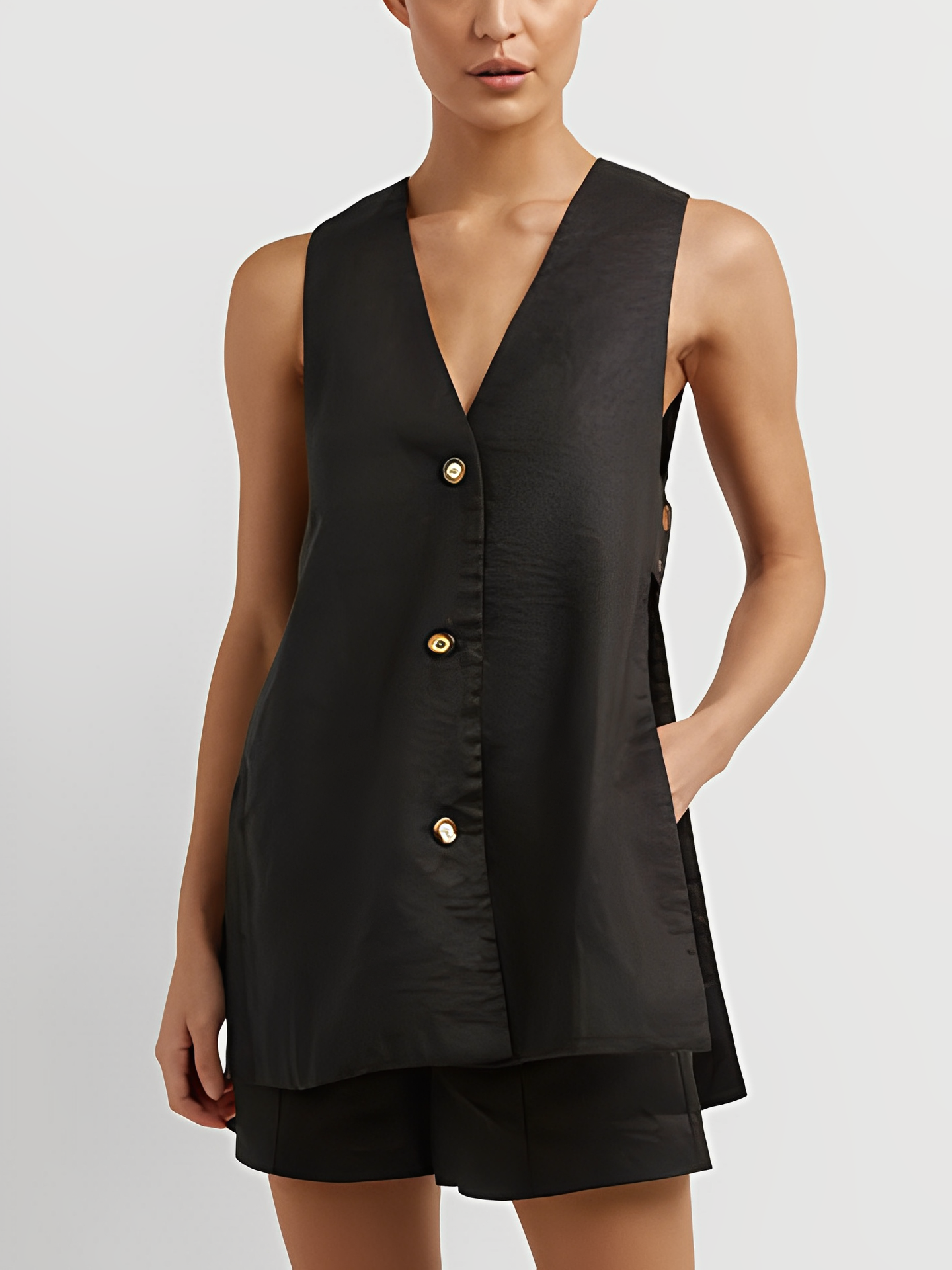 Conjunto Feminino de Algodão com Blusa de Decote V e Lateral Vazada e Shorts de Cintura Elástica - Sophia