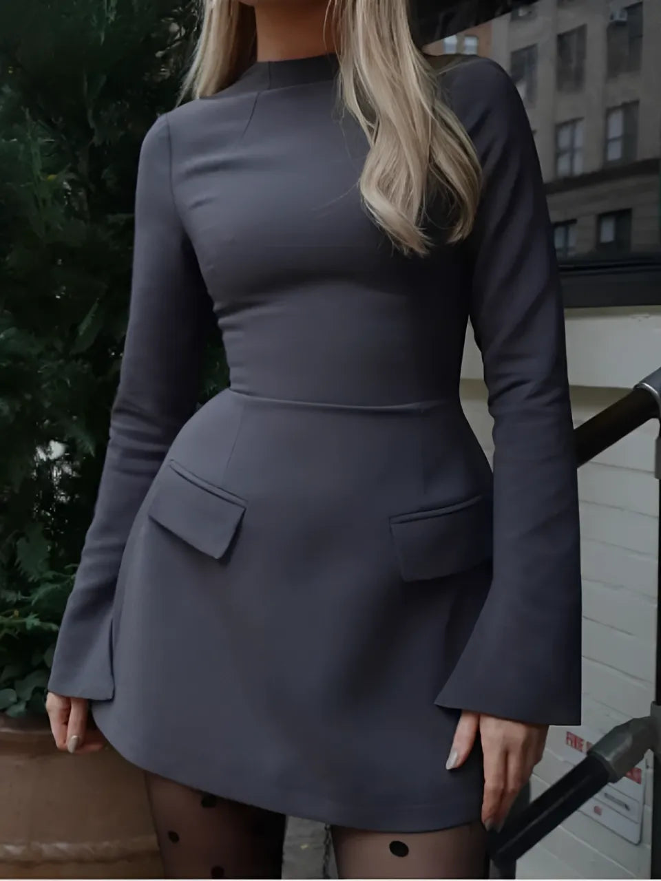 Vestido Feminino Curto de Alfaiataria com Mangas Longas Flare e Bolsos - Paloma