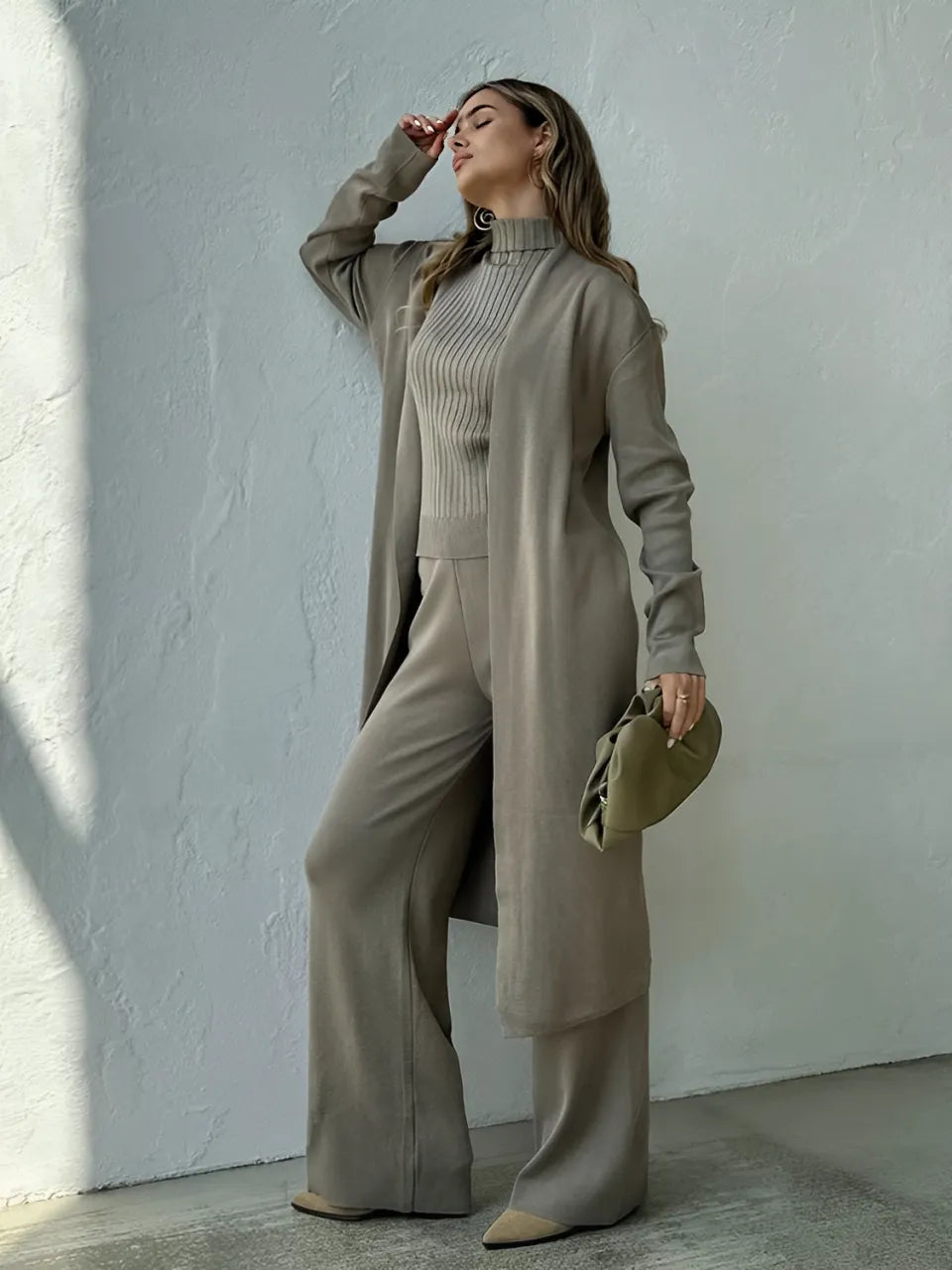 Conjunto Feminino de 3 Peças com Blusa Canelada Gola Alta Calça Pantalona de Cintura Elástica e Cardigan Alongado - Lolla  [FRETE FULL]