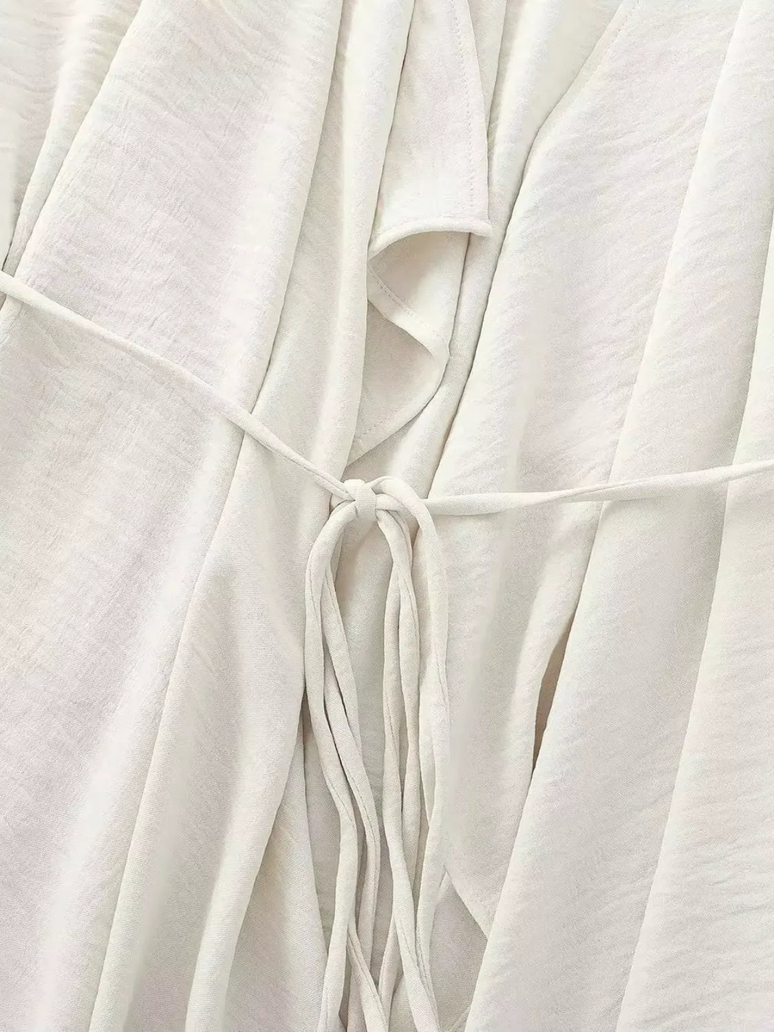 Blusa Feminina Bainha Assimétrica com Decote em V e Cinto de Cordão Ajustável - Serena