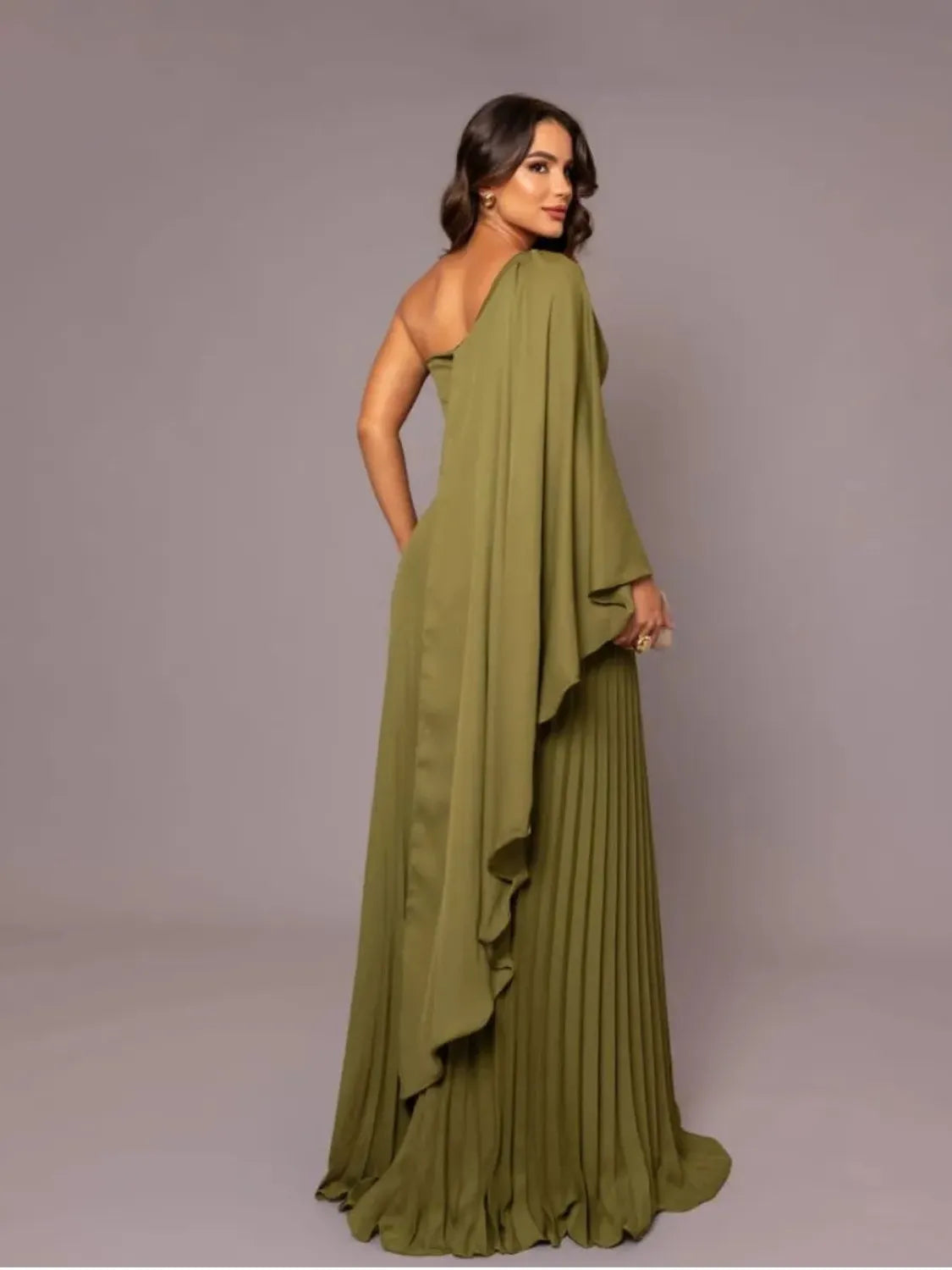 Vestido Feminino Longo de Festa com Capa no Ombro e Saia Plissada - Gabriella