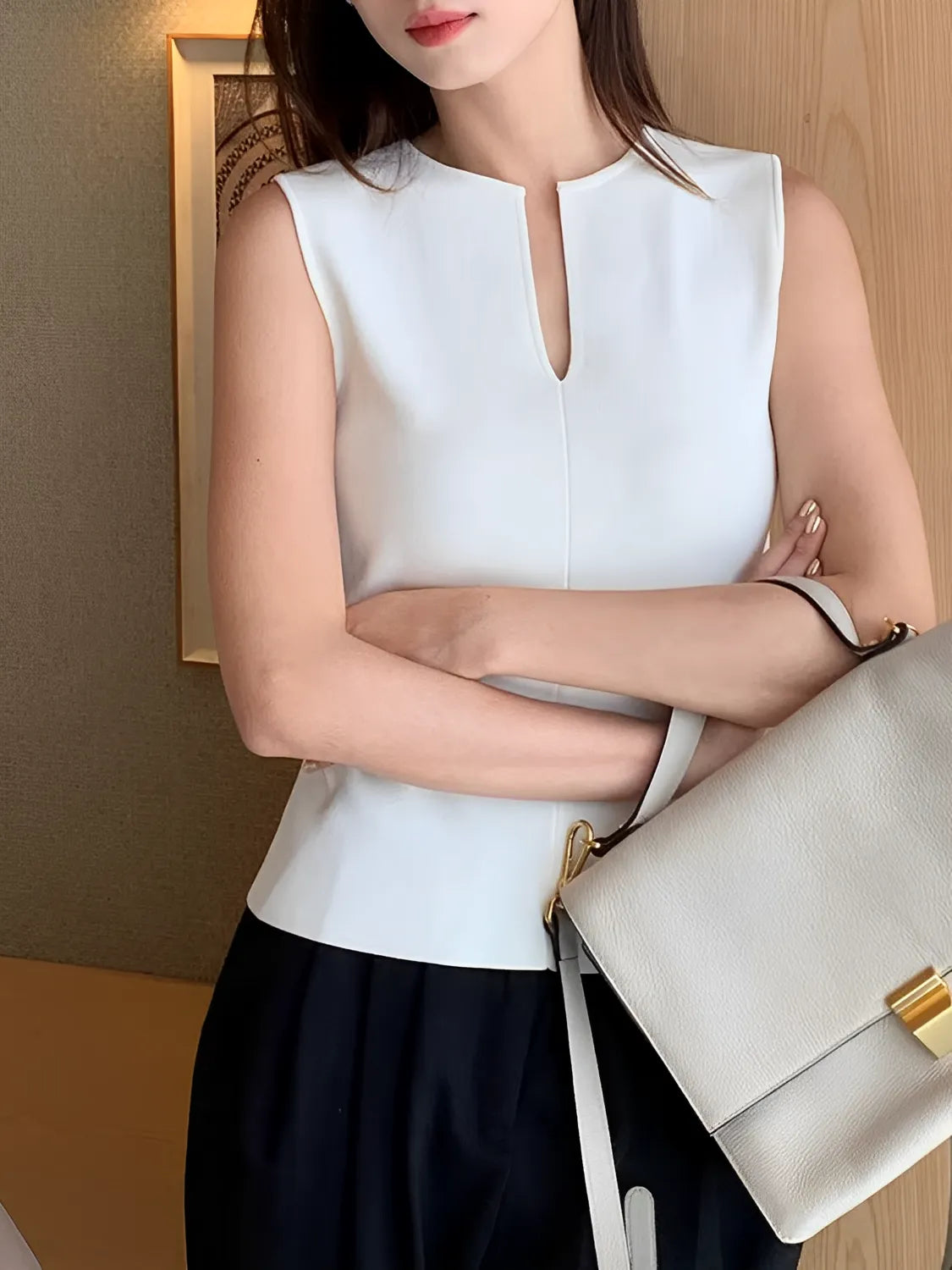 Blusa Feminina Regata Básica Decote em V Tecido Leve - Estela