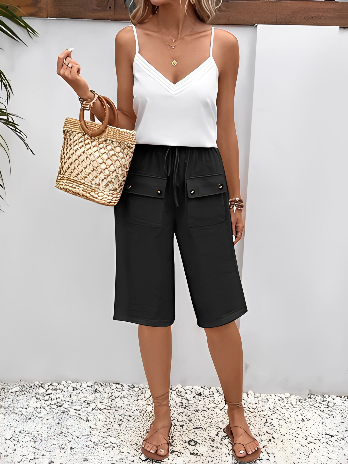 Bermuda Feminina com Bolsos Cargo e Cintura Elástica - Kylie [FRETE FULL]