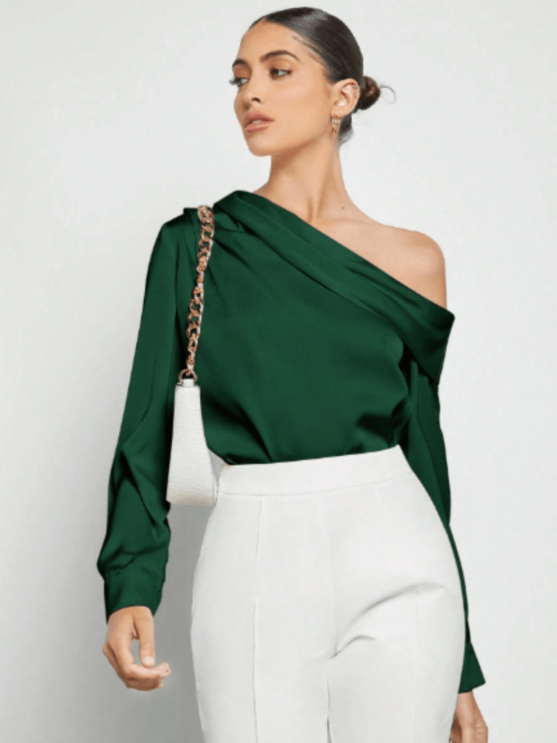 Blusa Feminina Acetinada com Decote Assimétrico e Fechamento com Botão nos Punhos – Diná