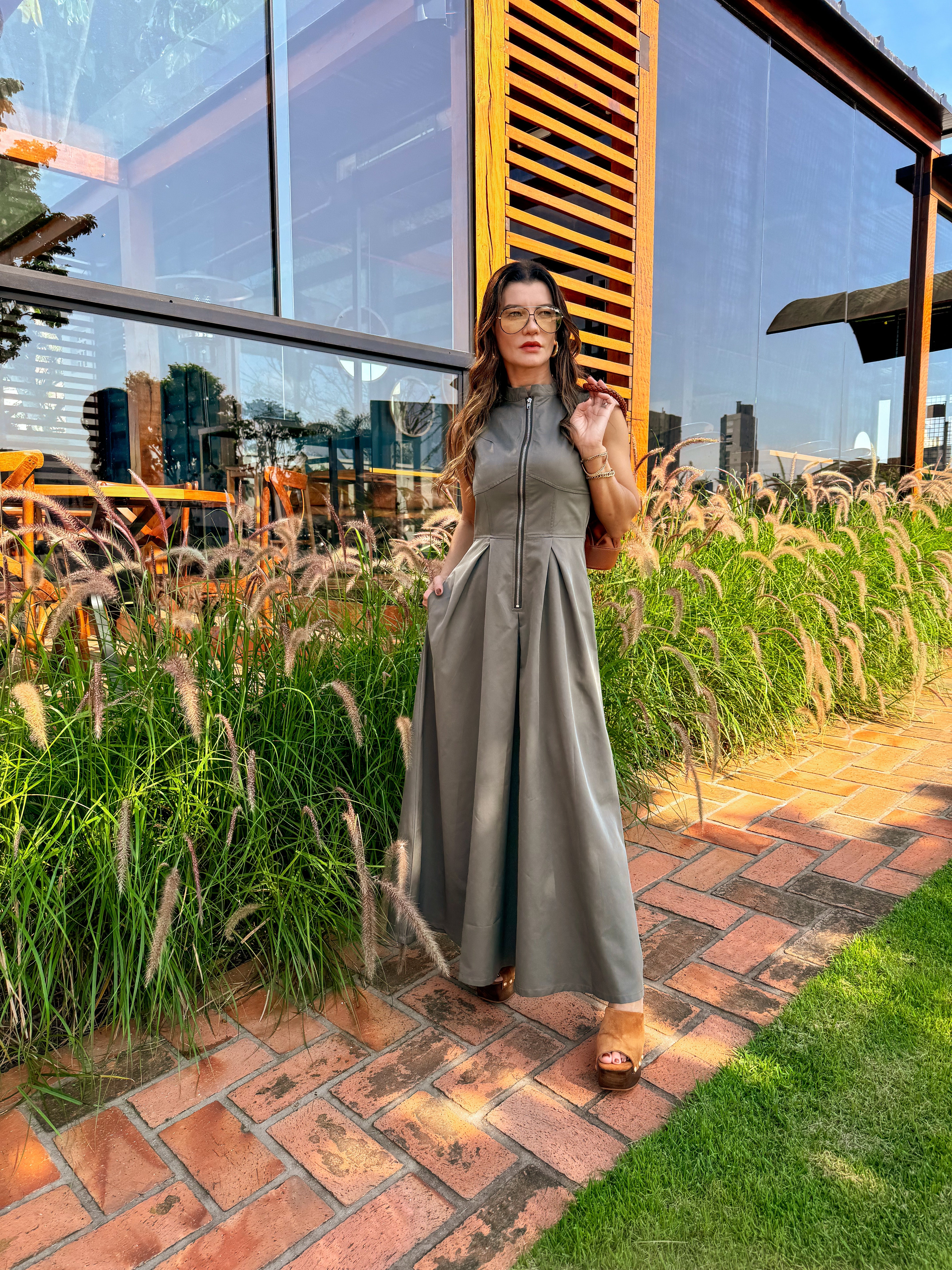 Vestido Feminino Longo Fechamento em Zíper no Busto com Cintura Império e Bolsos - Liriel