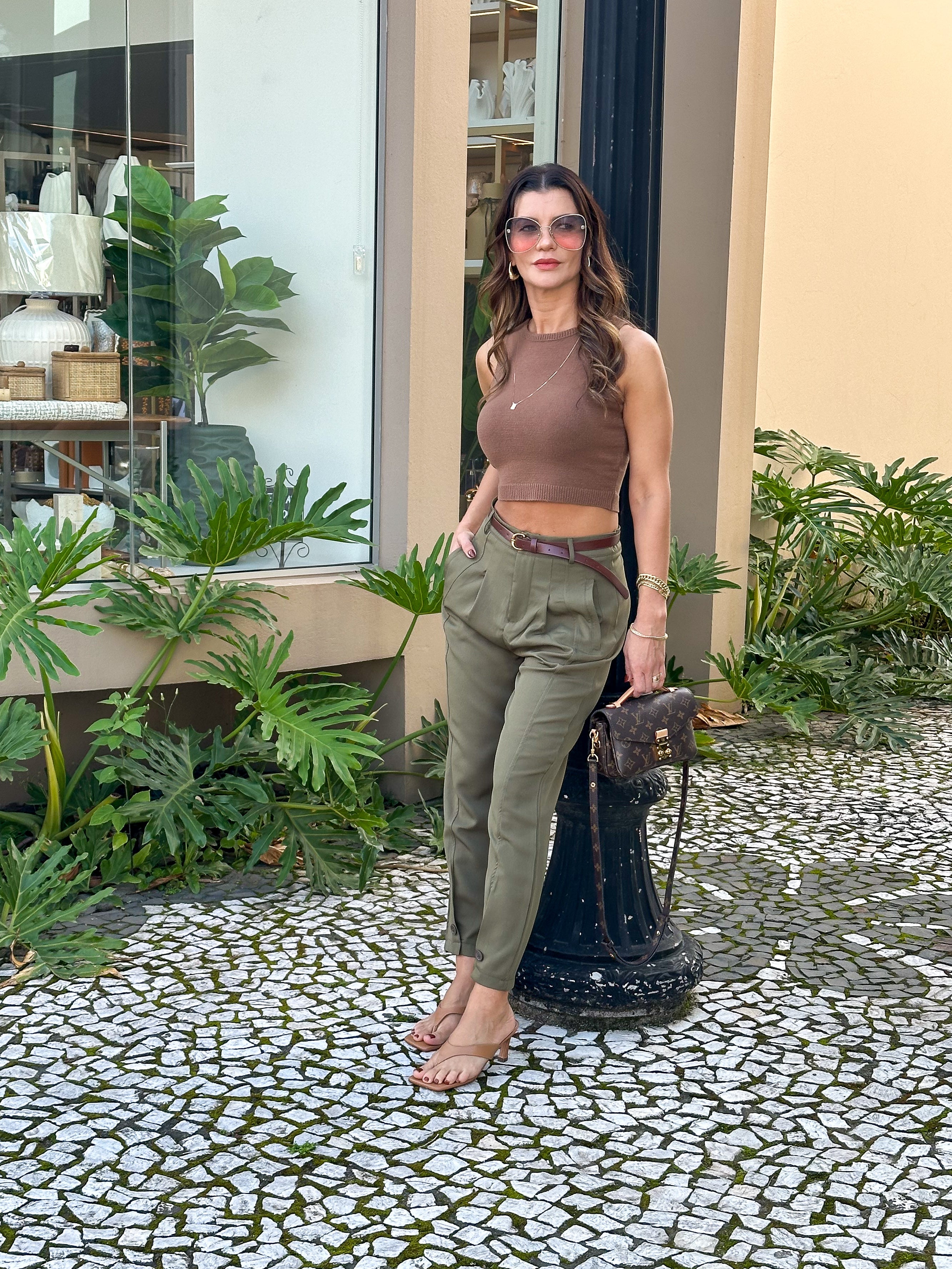 Calça Feminina Slim Cintura Média com Pregas Bolsos Funcionais e Cinto - Ester