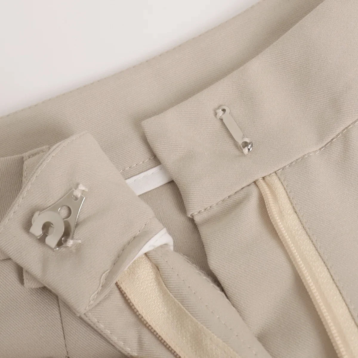 Calça Feminina Wide Leg em Alfaiataria Clássica com Cintura Alta e Bolsos – Kate
