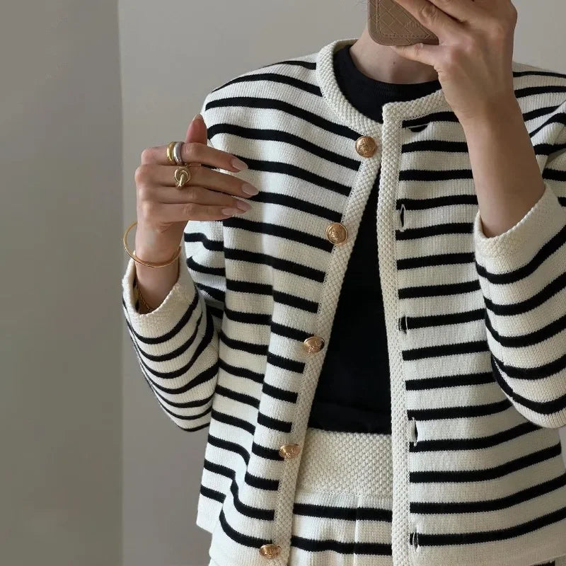 Conjunto Feminino Listrado de Cardigan com Botões e Shorts - Caroline