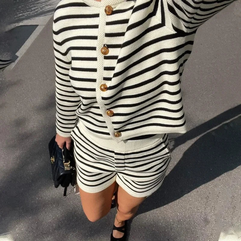 Conjunto Feminino Listrado de Cardigan com Botões e Shorts - Caroline